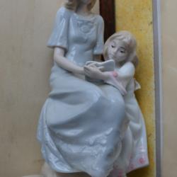 Statuette porcelaine M&egrave;re a l'enfant