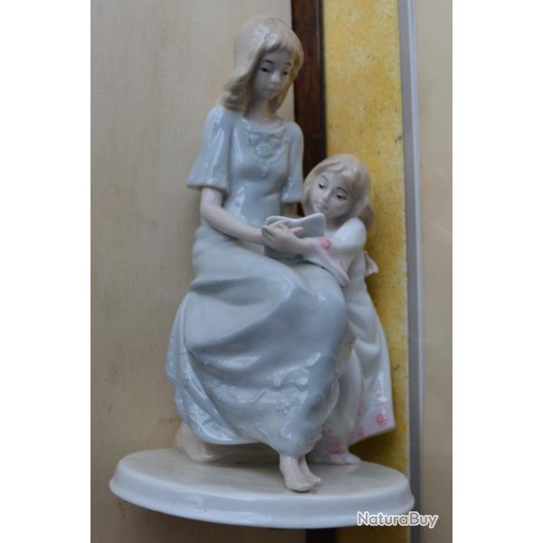 Statuette porcelaine M�re a l'enfant