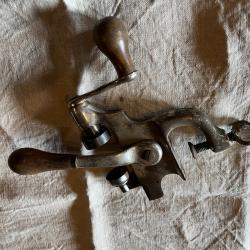 un sertisseur pour cartouches de cal 12 de la  marque AR