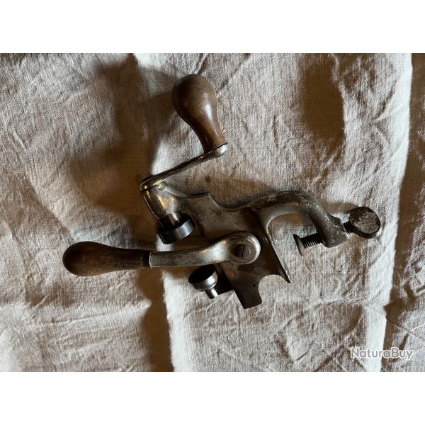 un sertisseur pour cartouches de cal 12 de la  marque AR