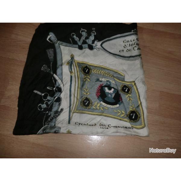 carr� foulard soie vintage enseigne d'infanterie cavalerie hussard  dim 77 x 75 cm