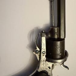 r&eacute;volver &agrave; broche bi-color.