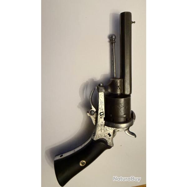 r�volver � broche bi-color.