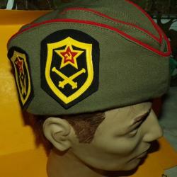 ARMEE RUSSE : CALOT AVEC DIFFERENTS ATTRIBUTS , UNE PAIRE D'INSIGNE DE COLS , TAILLE FRANCAISE 56&nbsp;&nbsp;,