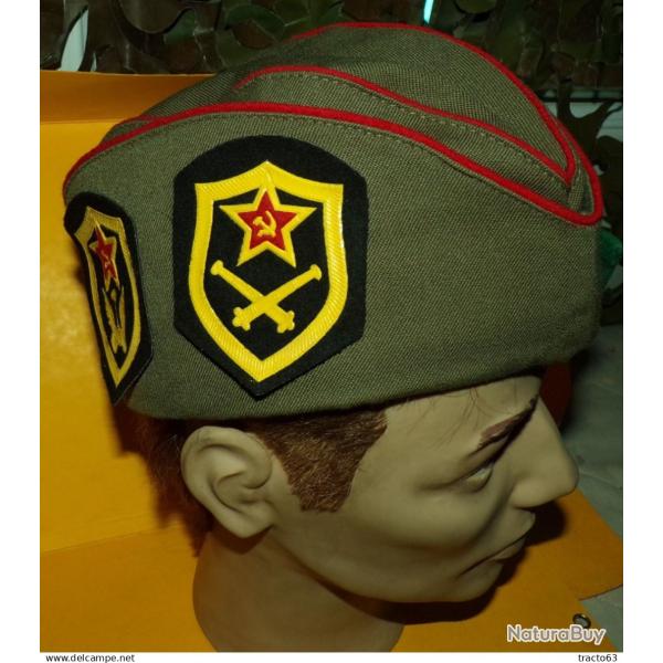 ARMEE RUSSE : CALOT AVEC DIFFERENTS ATTRIBUTS , UNE PAIRE D'INSIGNE DE COLS , TAILLE FRANCAISE 56��,