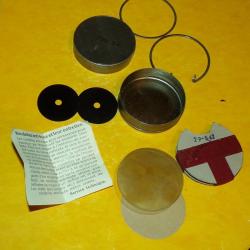 ARMEE SUISSE : BOITE EN METAL AVEC RONDELLES ANTI-BUEE POUR LA PROTECTION OPTIQUE DE M.A.G DE 1941 W
