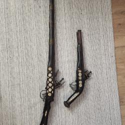 Moukhala, fusil marocain et pistolet &agrave; silex, poire a poudre et poignard