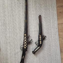 Moukhala, fusil marocain et pistolet &agrave; silex, poire a poudre et poignard