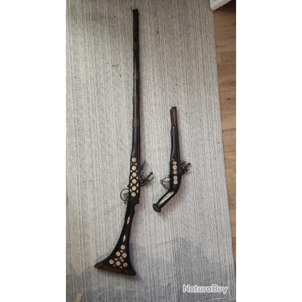 Moukhala, fusil marocain et pistolet � silex, poire a poudre et poignard