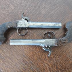 Paire de pistolets &agrave; coffre