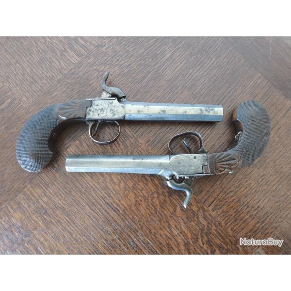 Paire de pistolets � coffre