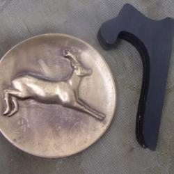 plaque de bronze "brocard au saut" sign&eacute;e