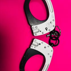 Menottes RIVOLIER double s&eacute;curit&eacute; bouton poussoir