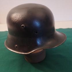 Casque allemand &laquo; Stahlhelm &raquo; M/16, couleur d'origine de la Premi&egrave;re Guerre mondiale.