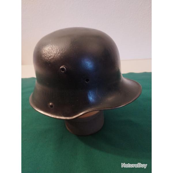 Casque allemand � Stahlhelm � M/16, couleur d'origine de la Premi�re Guerre mondiale.