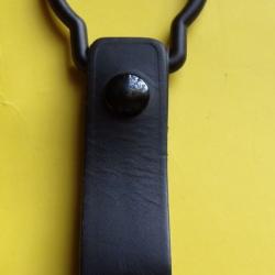 ATTACHE CEINTURON EN CUIR POUR PORTER LE TONFA&nbsp; AU CEINTURON&nbsp;,&nbsp; ETAT NEUF VOIR PHOTOS . POUR TOUT RE