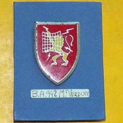 Base A&eacute;rienne 942, LYON, faux N&deg; ,&eacute;cu orang&eacute; lion jaune brandissant antenne radar. Faux num&eacute;ro d'hom