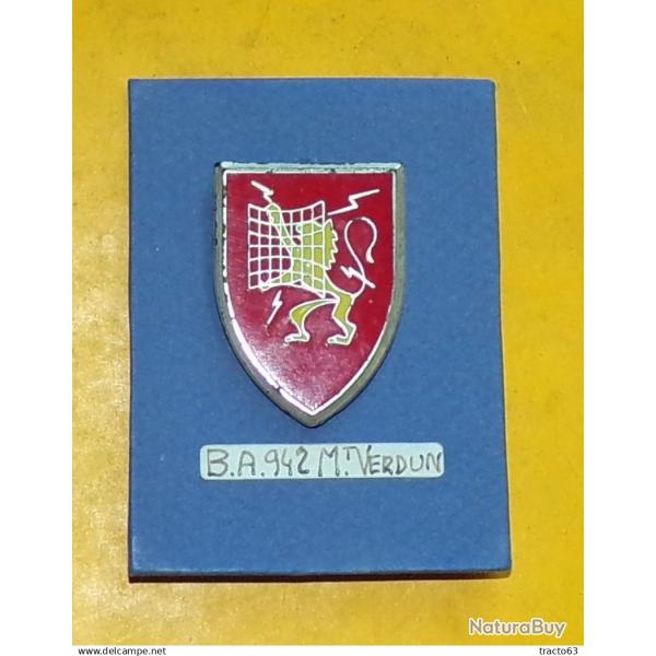 Base A�rienne 942, LYON, faux N� ,�cu orang� lion jaune brandissant antenne radar. Faux num�ro d'hom