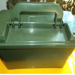 BOITE A MUNITIONS EN PLASTIQUE KAKI&nbsp; , POIDS 1,350 KILO , POSSIBLE DE METTRE UN CADENAS POUR FERME L