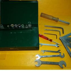 BOITE A OUTIL EN METAL AVEC DIFFERENTES CLES&nbsp; TYPE LAURAVIA POUR JEEP ,DODGE , DIMENSION 16 CM X 10