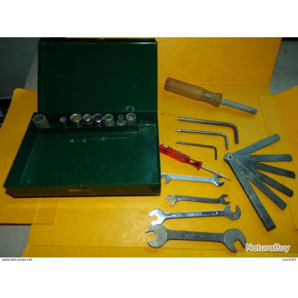 BOITE A OUTIL EN METAL AVEC DIFFERENTES CLES� TYPE LAURAVIA POUR JEEP ,DODGE , DIMENSION 16 CM X 10