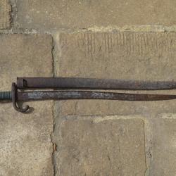 Ba&iuml;onnette Chassepot avec fourreau...en l'&eacute;tat.