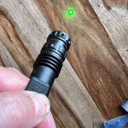 Pointeur Laser vert, tr&egrave;s bon &eacute;tat , puissant, avec bouton poussoir