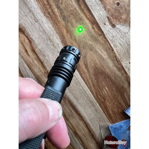 Pointeur Laser vert, tr�s bon �tat , puissant, avec bouton poussoir