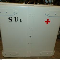 BOITE EN METAL A PHARMACIE DE L'ARMEE FRANCAISE , AVEC FIXATION MURALE POIDS 14 KILOS , 1 CLE POUR L