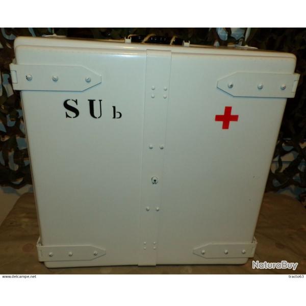 BOITE EN METAL A PHARMACIE DE L'ARMEE FRANCAISE , AVEC FIXATION MURALE POIDS 14 KILOS , 1 CLE POUR L