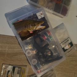 Kit &agrave; mouche neuf tr&egrave;s peu servi avec lot de plumes