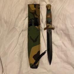 Couteau Gerber Guardian II VINTAGE / RARE, con&ccedil;u par R.W. Loveless, avec son &eacute;tui d'origine.