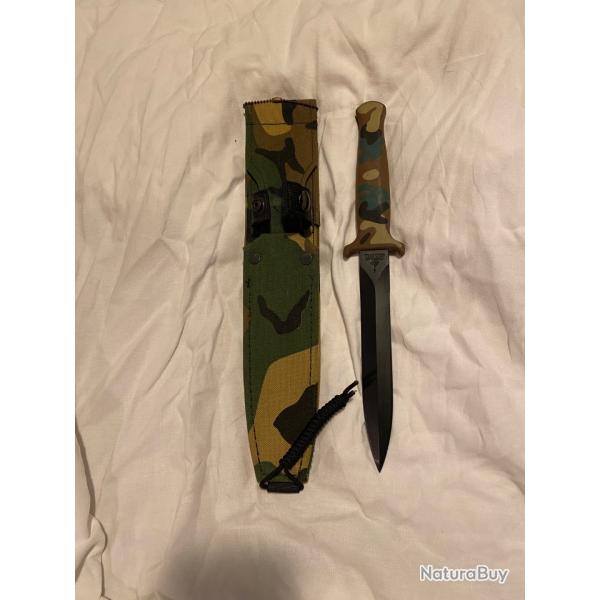 Couteau Gerber Guardian II VINTAGE / RARE, con�u par R.W. Loveless, avec son �tui d'origine.