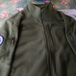 vend polaire verte neuve avec &eacute;cusson pi&eacute;geur agr&eacute;&eacute;,