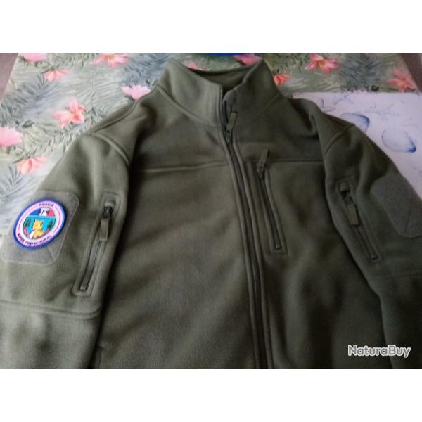 vend polaire verte neuve avec �cusson pi�geur agr��,