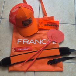 pack battue bretelle carabine neoprene orange + casquette + brassard + piquet + porte clef