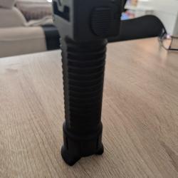 Poign&eacute;e bipied a bouton poussoir