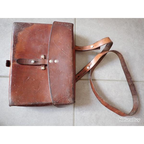 1976 / Porte cartes, sacoche, trousse en cuir de l'arm�e suisse