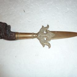 pointe de drapeau moyen-oriental en laiton convertie en poignard &agrave; t&ecirc;te de chien