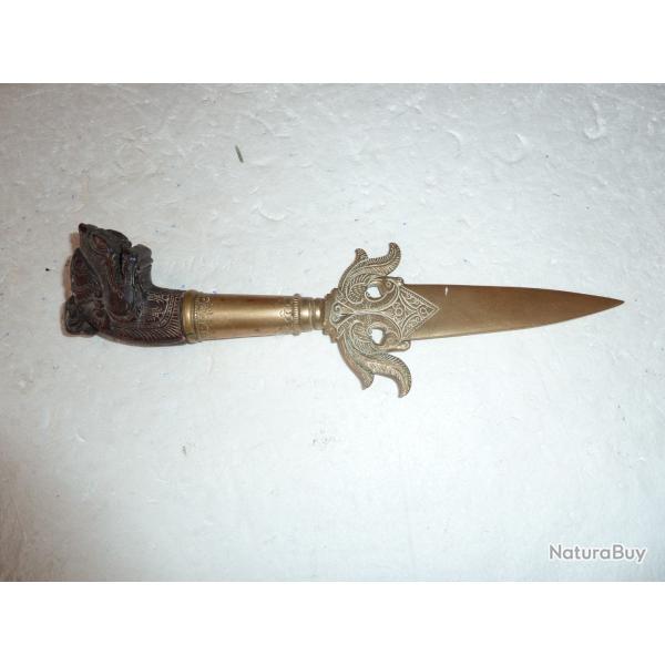 pointe de drapeau moyen-oriental en laiton convertie en poignard � t�te de chien