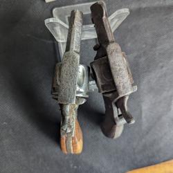 LOT DE DEUX REVOLVERS BULL DOG 320 POUR PIECES &agrave; restaurer