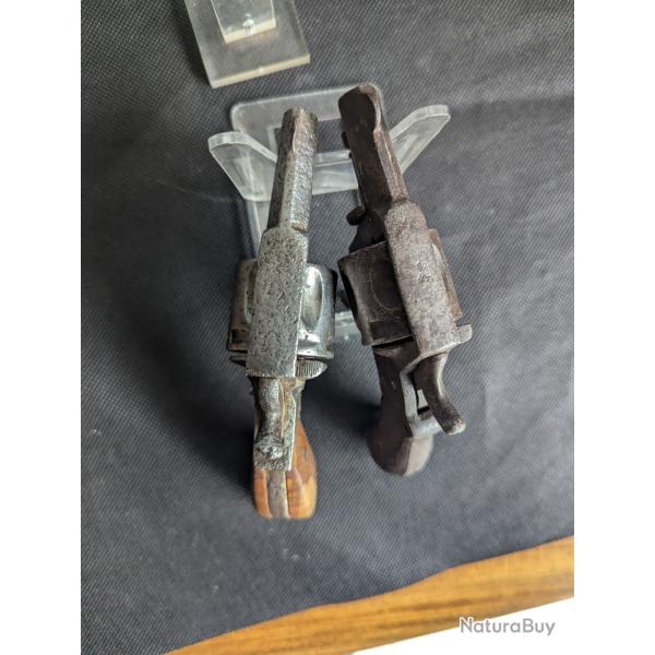 LOT DE DEUX REVOLVERS BULL DOG 320 POUR PIECES � restaurer