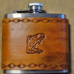 Id&eacute;e cadeau artisanal - flasque &agrave; alcool "truite" en acier et cuir