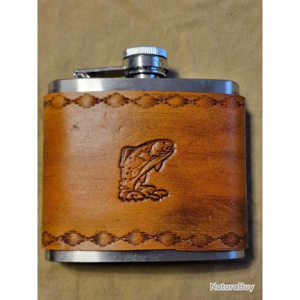Id�e cadeau artisanal - flasque � alcool "truite" en acier et cuir