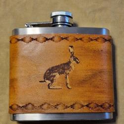 Id&eacute;e cadeau artisanal - flasque &agrave; alcool "li&egrave;vre" en acier et cuir
