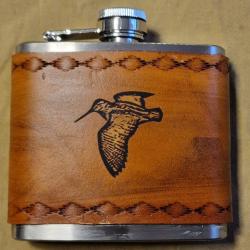 Id&eacute;e cadeau artisanal - flasque &agrave; alcool "b&eacute;casse" en acier et cuir