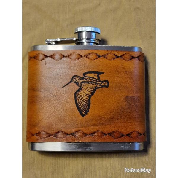 Id�e cadeau artisanal - flasque � alcool "b�casse" en acier et cuir