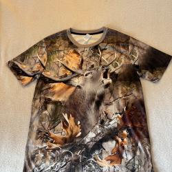 T-shirt manches courtes camouflage avec un cerf