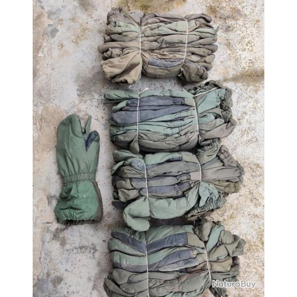 Lot paires de mouffles  "grand froid" de l'Arm�e de terre post ww2