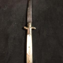 couteau pliant  chatellrault manche en nacre lame avec un peu de jeu